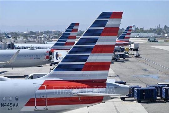 Máy bay Boeing hạ cánh khẩn cấp tại Los Angeles
