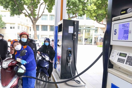 Giá xăng giảm nhẹ, các mặt hàng dầu tăng từ 78 đồng/lít