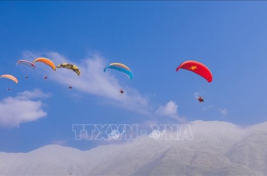 Nhiều vận động viên nước ngoài tham gia Giải dù lượn ở Kon Tum