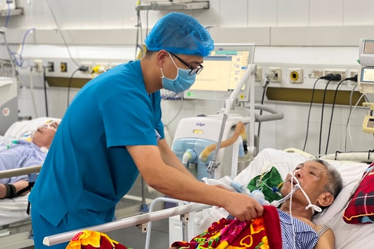 Hàng trăm người già, trẻ nhỏ ở Hải Dương tìm đến bệnh viện mỗi ngày vì nồm ẩm kéo dài