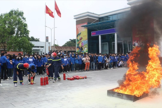 Trên 1.000 người thực hành chữa cháy tại Nam Sách