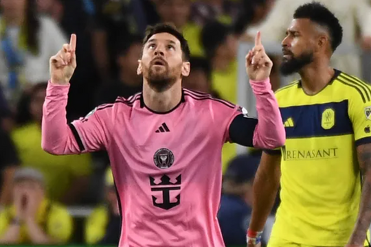 Messi ghi bàn 10 giây sau khi khán giả hô tên Ronaldo