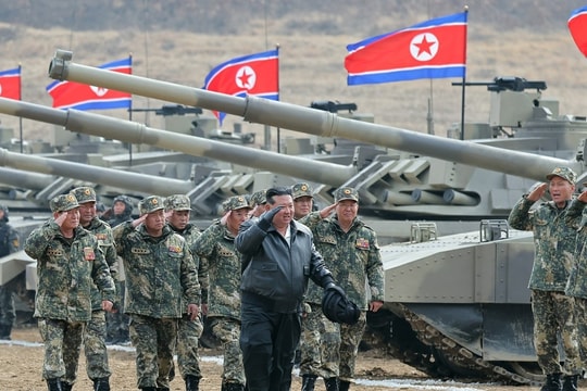 Nhà lãnh đạo Triều Tiên Kim Jong-un giám sát huấn luyện tác chiến trên không