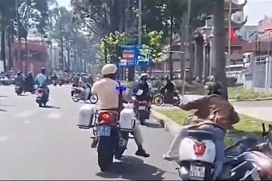Cảnh sát giao thông có được dùng vũ lực trấn áp người vi phạm giao thông không?