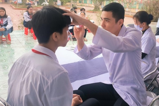 Khám bệnh miễn phí cho hơn 400 học sinh Trường THCS xã Thanh Sơn