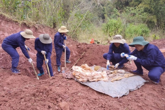 Tìm thấy 61 hài cốt liệt sĩ cùng thắt lưng, bình tông, bật lửa Việt Nam tại Lào