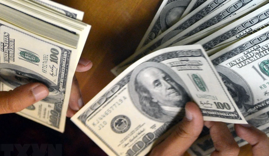 Giá USD tự do nóng trở lại, ngân hàng cũng bán vọt đỉnh cũ