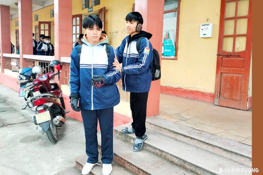 Một học sinh ở Cẩm Giàng nguyện làm "đôi chân" giúp bạn tới trường
