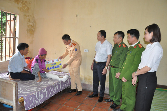 Chương trình "Nhân ái giao thông" hỗ trợ 2 nạn nhân bị tai nạn giao thông ở Tứ Kỳ