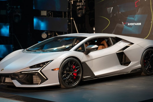 Siêu xe hybrid Lambroghini Revoelto về Việt Nam giá 43,9 tỷ, đắt hơn ở Thái Lan