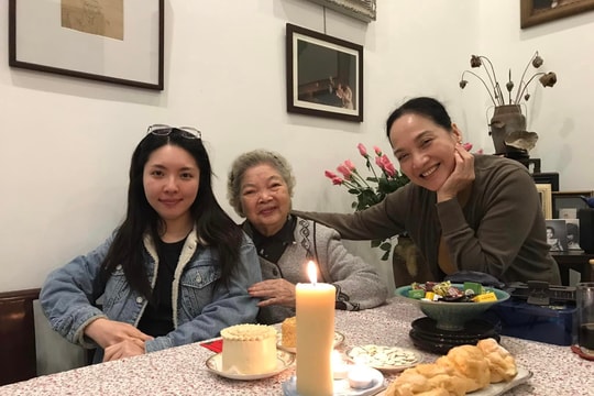 Nghệ sĩ Nhân dân Lê Khanh hé lộ loạt ảnh hiếm với con gái và tâm sự cảm xúc lần đầu làm mẹ