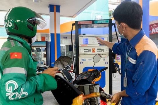 Giá xăng vượt 24.000 đồng/lít