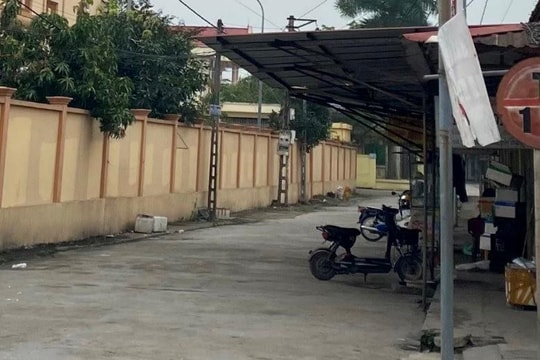 Lợp mái che kín lòng đường để bán hàng