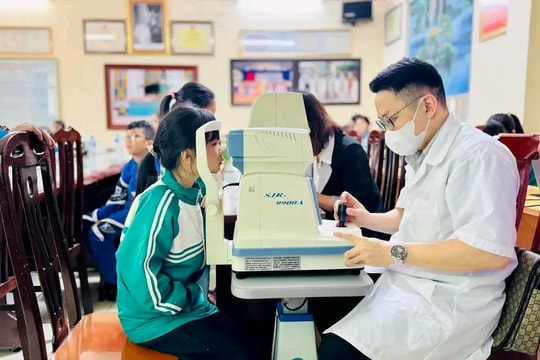 Khám mắt, tặng mắt kính cho gần 700 học sinh ở Kinh Môn