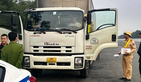 Dừng xe tải trên cao tốc rồi đánh bạc, 4 người bị bắt giữ