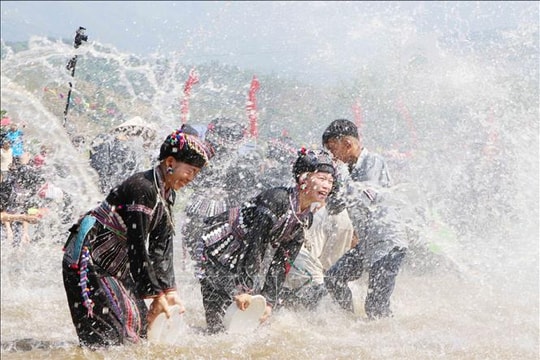 Về Lai Châu cùng dân tộc Lào vui Lễ hội Bun Vốc Nặm