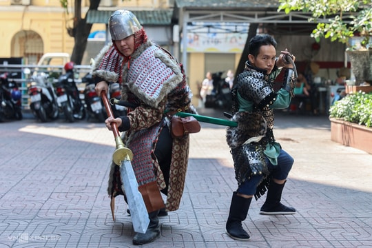 Hàng nghìn người tham gia ngày hội cổ phục Việt
