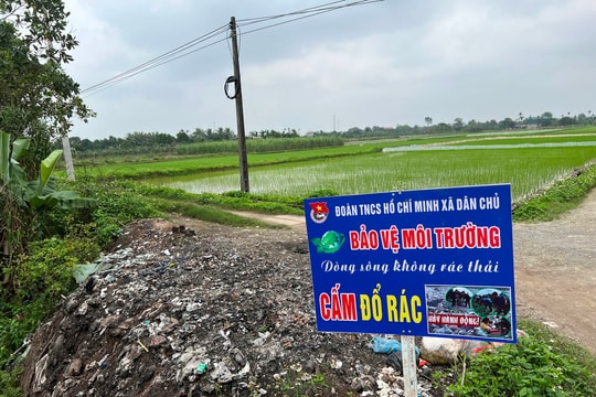 Rác thải ven kênh Thống Nhất ở xã Dân Chủ đã được dọn dẹp
