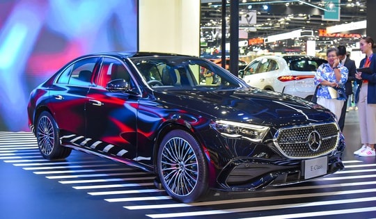 Mercedes-Benz E-Class 2024 lột xác với màn hình khủng, đối đầu BMW 5-Series khi về Việt Nam