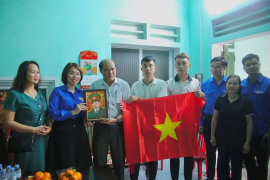 Tỉnh đoàn Hải Dương phối hợp tặng ảnh phục dựng cho 4 gia đình liệt sĩ ở Ninh Giang