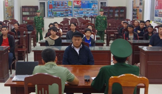 2 người Trung Quốc đưa 21 người Việt xuất cảnh trái phép qua Lào