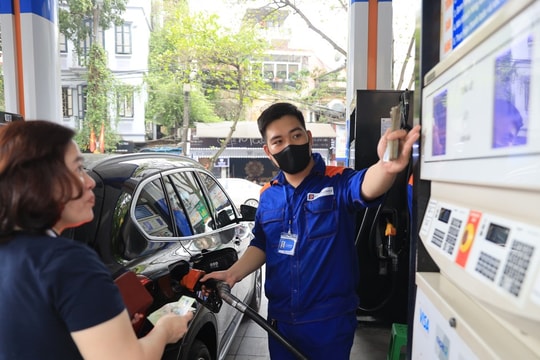 Giá xăng lên sát ngưỡng 25.000 đồng/lít