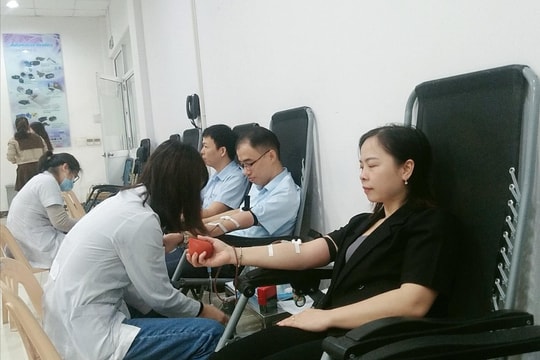 Lặng thầm những giọt máu hồng