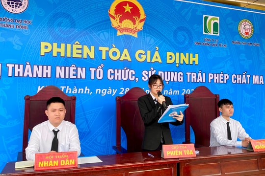Sinh viên Đại học Thành Đông nhập vai xét xử trong phiên tòa giả định tại Trường THPT Kim Thành