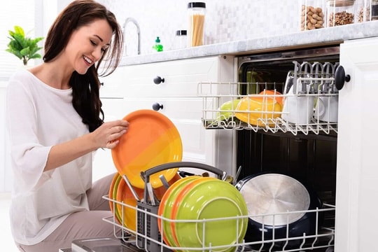 Tại sao khi sắm máy rửa bát cần mua thêm muối rửa?
