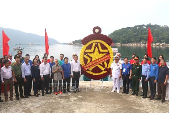 Lễ tri ân, thả hoa tưởng niệm các chiến sĩ tàu Không số tại di tích Vũng Rô