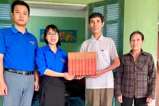 Kim Thành tặng quà thân nhân liệt sĩ hy sinh trong Chiến dịch Điện Biên Phủ