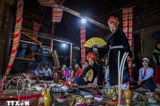 Trình UNESCO hồ sơ di sản văn hóa phi vật thể với mo Mường và nghệ thuật chèo