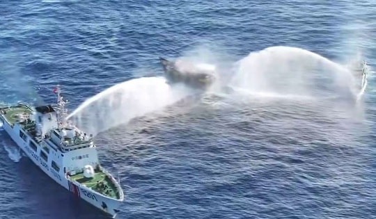 Phun vòi rồng tàu Philippines, Trung Quốc nói Manila "đóng vai nạn nhân" ở Biển Đông