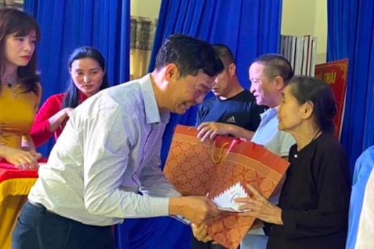 Người Kim Thành ở TP Hồ Chí Minh về quê tặng quà hộ nghèo, học sinh khó khăn