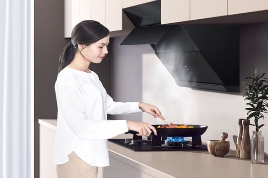 Có nên mở cửa sổ khi bật máy hút mùi?