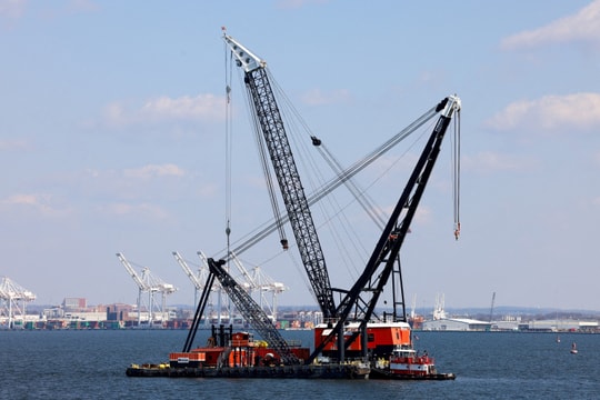 Mỹ tháo dỡ cầu sập tại Baltimore