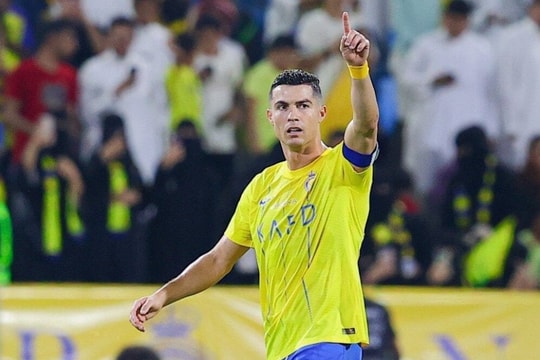 Ronaldo lập hat-trick, bỏ xa thành tích của Messi