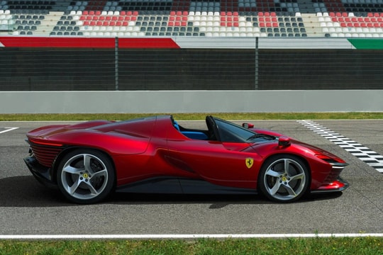 Cristiano Ronaldo tậu siêu xe Ferrari Daytona trị giá 2,3 triệu USD