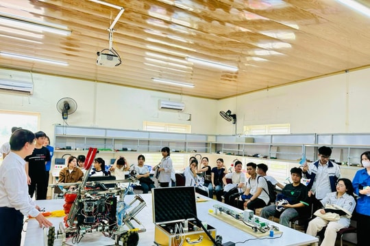 Khoảng 1.600 học sinh Hải Dương trải nghiệm “Một ngày làm sinh viên Đại học Thành Đông”