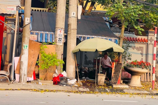 Lấn chiếm vỉa hè làm nơi dán nilon chống xước xe máy