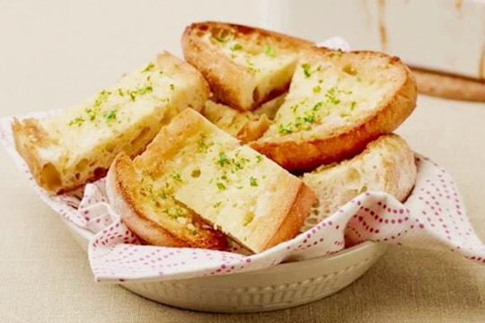 Cách làm bánh mỳ nướng bơ tỏi giòn tan cho bữa sáng