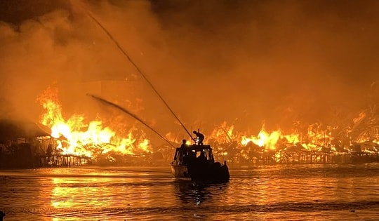 Cháy nhà ven kênh ở TP Hồ Chí Minh: Lửa lan quá nhanh, người dân chạy không kịp mang dép