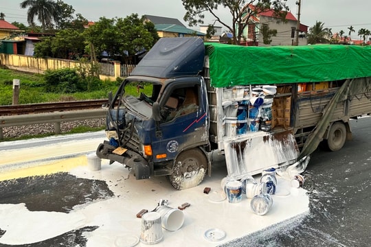 Ô tô chở sơn va chạm xe bồn chở xăng dầu, sơn đổ đầy đường, quốc lộ 5 ùn ứ