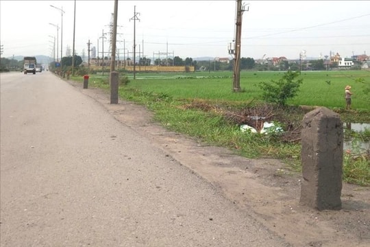 Nhiều cọc tiêu trên quốc lộ 17B đoạn qua Kinh Môn mất sơn phản quang