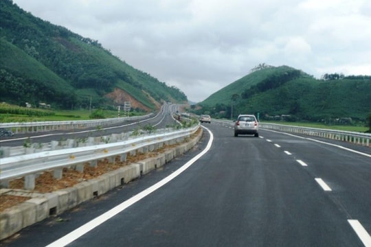 Đường cao tốc phải có tối thiểu 4 làn xe, tốc độ tối đa 120km/h