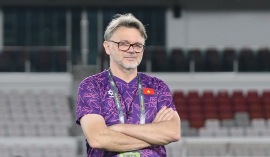 Huấn luyện viên Troussier lên máy bay về Pháp: "Tôi rất tiếc không mang lại niềm vui cho mọi người"