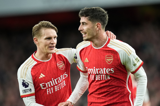 Ngôi đầu Premier League đổi chủ, Man City bám đuổi quyết liệt