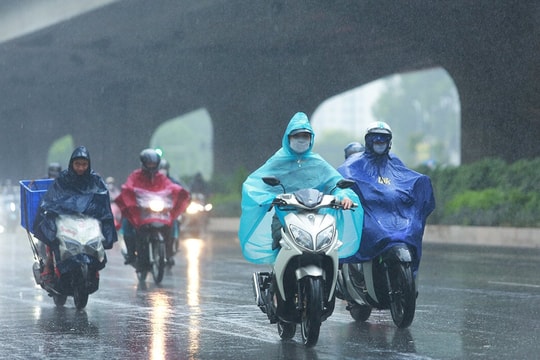 Không khí lạnh tràn về, miền Bắc hứng mưa dông