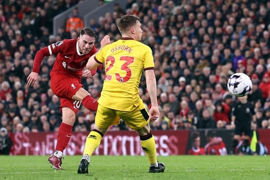 Liverpool thoát hiểm nhờ siêu phẩm sút xa