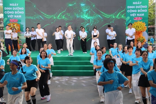 Thứ trưởng Y tế nhảy flashmob kêu gọi tập thể dục